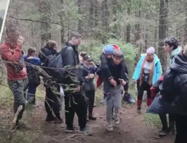 Здійснили його мрію: Старшокласники з Волині винесли однокласника на гору в Карпатах