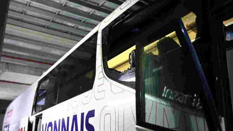 У Франції скасували матч футбольного чемпіонату: гості напали на автобус