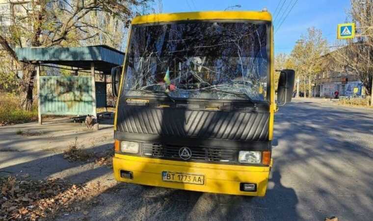 Окупанти обстріляли Херсон: під удар потрапила маршрутка, є постраждалі