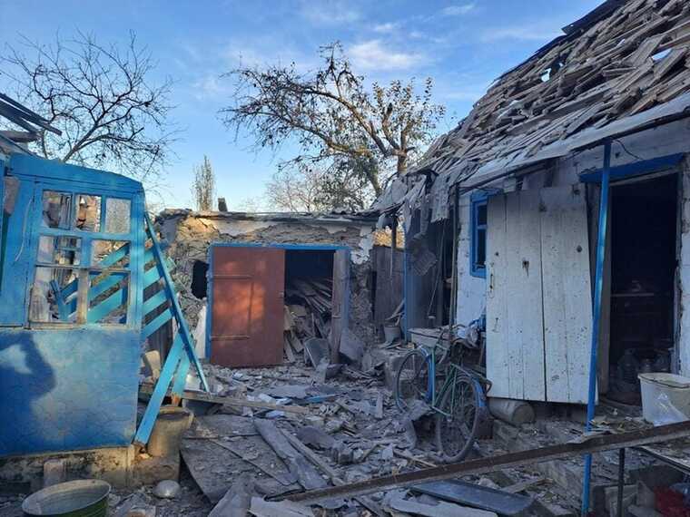 Окупанти масовано обстріляли Херсон: є руйнування та поранений