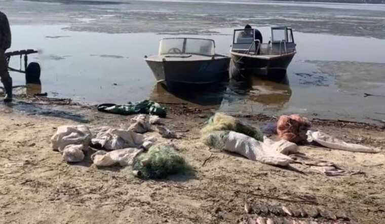 В Кировоградской области начальник отделения полиции вместе с патрульными нелегально вылавливал рыбу