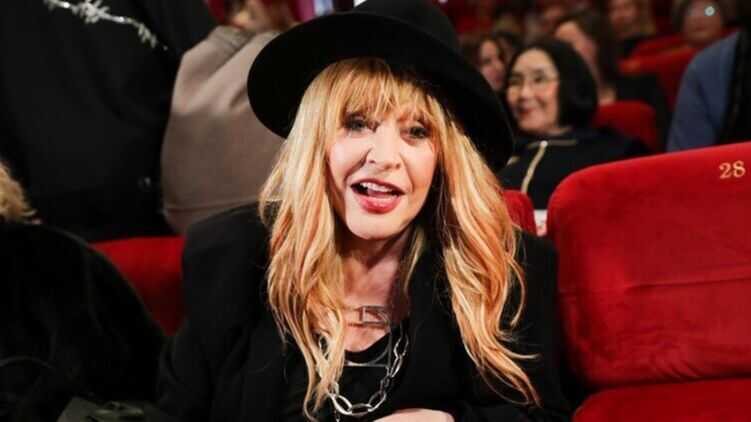 Пугачева вернулась в Россию одна, спрятав на границе лицо под платком