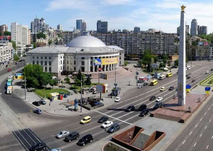 У Києві на Галицькій площі розпочався демонтаж радянської зірки