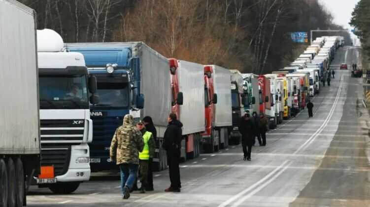 На виїзді з України виросли черги із фур