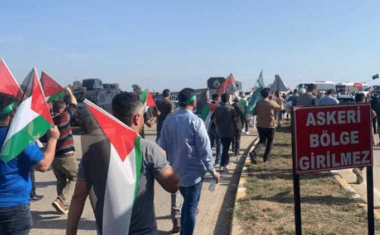 У Туреччині протестувальники атакували базу США: поліція застосувала водомети