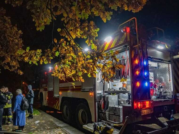 У Києві на Оболоні сталась пожежа в багатоповерхівці: 7 осіб евакуювали, є загиблий