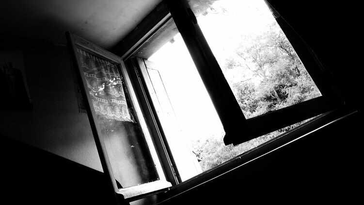 В Жёлтых Водах школьница прыгнула с балкона пятого этажа