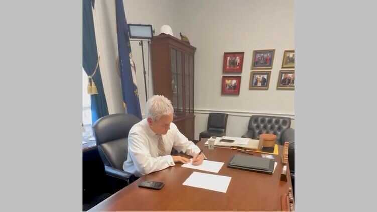 Двом Байденам та бізнес-партнеру їхньої родини Уокеру виписали повістки до суду