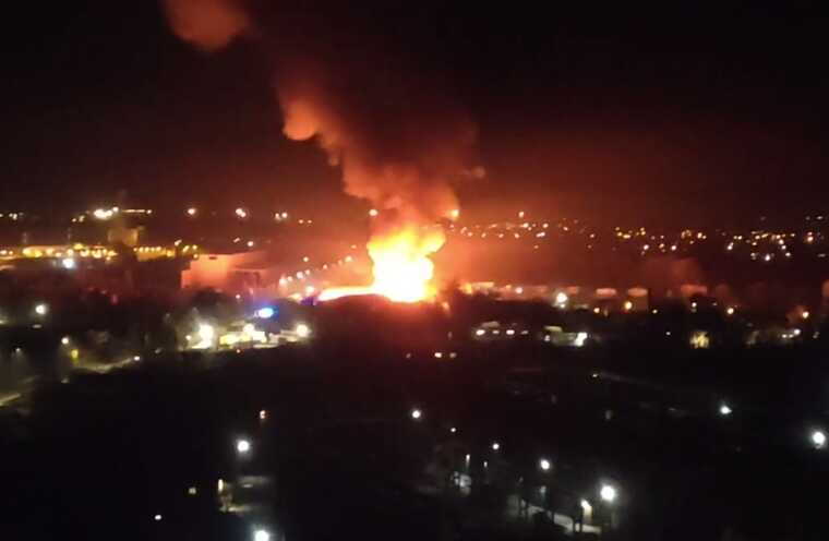 В Виннице сильный пожар на складах: работают спасатели