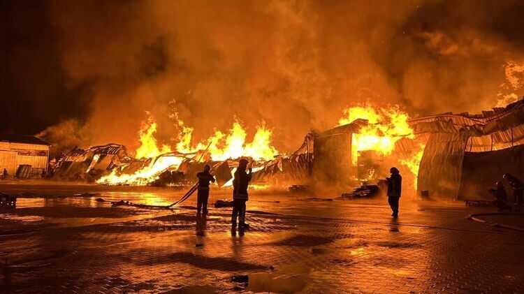 Пожар в Виннице: спасатели продолжают ликвидировать пожар на складе стройматериалов