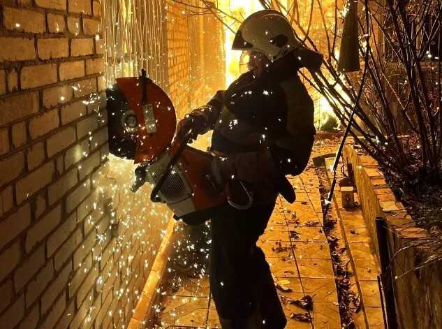 Рятувальники на Київщині врятували двох пенсіонерів, які опинились заблокованими у палаючому будинку