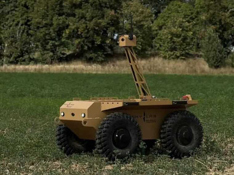 Українські військові на фронті тестують наземного робота UGV Sirko-S1