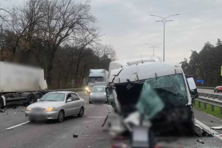 ДТП у Києві на Бориспільському шосе: утворився затор в бік столиці