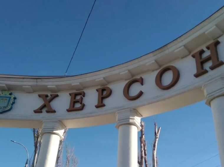 Окупанти обстріляли Херсон у знаковий день: снаряд влучив у багатоповерхівку, є поранені