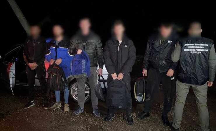 Прикордонники затримали 8 чоловіків, які намагалися перетнути кордон на Закарпатті