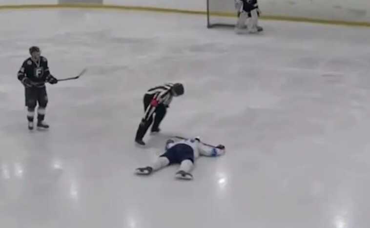 В РФ в Москве во время матча по хоккею скончался хоккеист