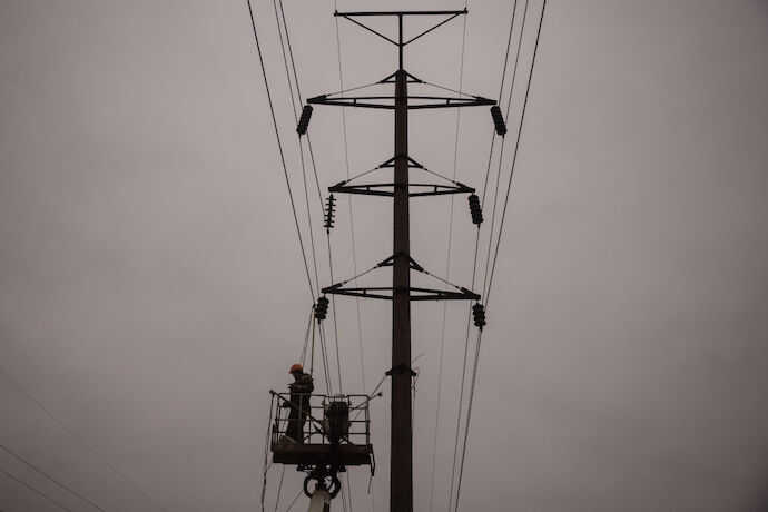 Из-за непогоды в Киевской области без света остались около 8 тысяч домов