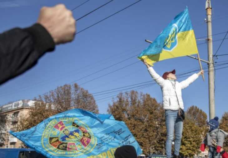 "Зустрічали оплесками": поліцейський згадав, як підняв прапор України у звільненому Херсоні