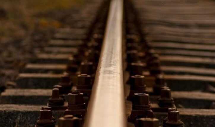 У Ніжині 15-річна дівчина кинулася під колеса електрички