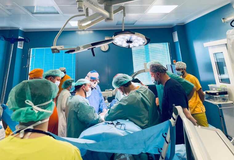 У Львові онкохворій дівчинці лікарі пришили ногу задом наперед