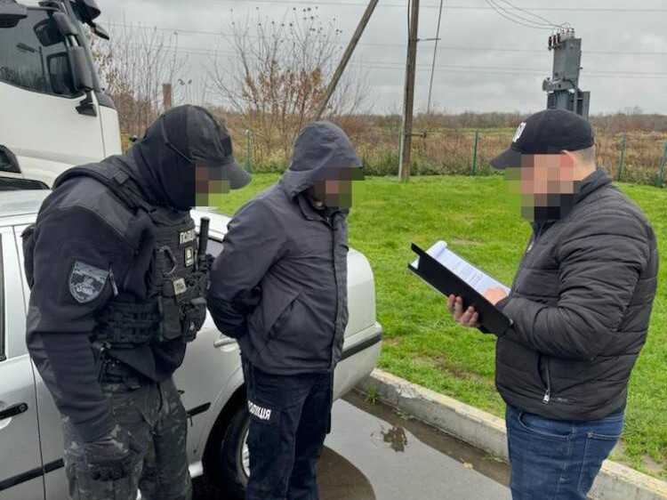 На Волыни правоохранитель за взятки переправлял уклонистов за границу