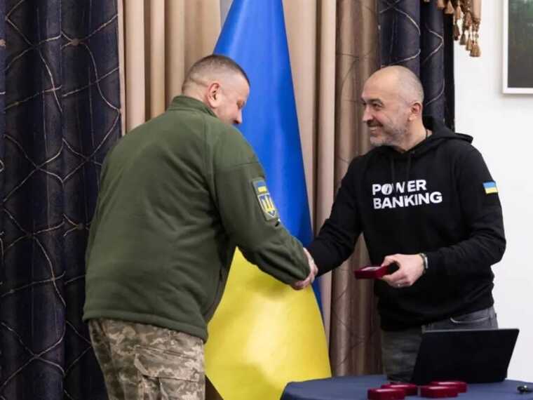 Залужный и глава НБУ представили новую медаль