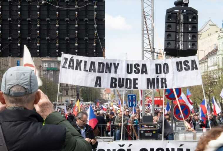 На антиурядовій демонстрації у Празі були помічені російські прапори і "вагнерівець", – ЗМІ