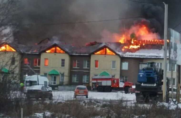 В РФ под Екатеринбургом вспыхнул мощный пожар: валит черный дым