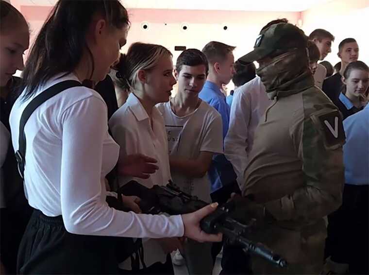 "Приміряють бронежилети та дають автомати": у Маріуполі окупанти готують школярів до війни