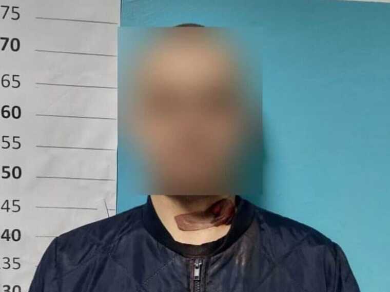 У Києві рецидивіст цеглиною розбив вікно та скло дверей адмінбудівлі й поранив охоронця