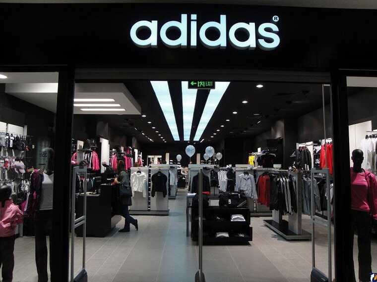 Adidas може повернутися до Росії з подвійним цінником: поставляти будуть через Емірати