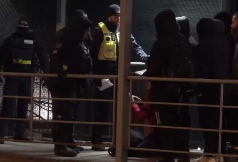 Естонські прикордонники не пускають в країну африканських біженців, що прийшли з боку Росії