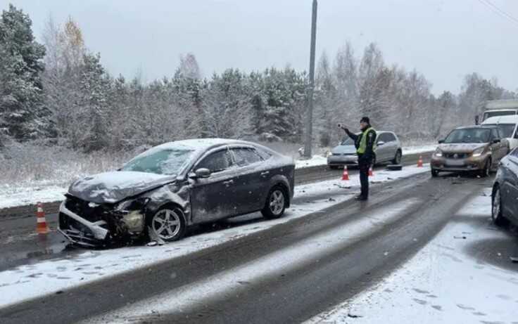 ДТП у Києві: на Броварському проспекті сталось лобове зіткнення двох легковиків, є загибла
