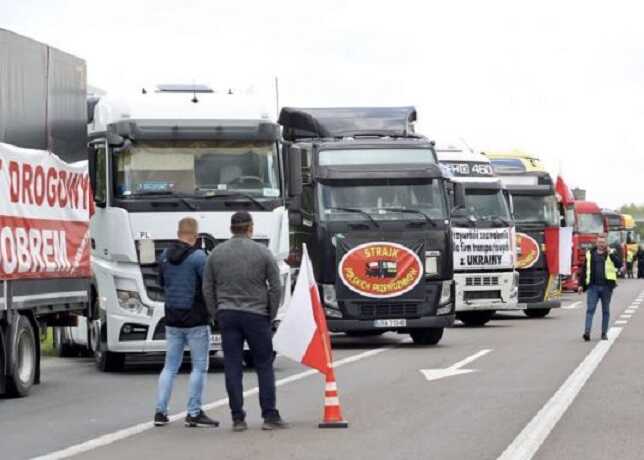 Заблокируют четвертый пункт пропуска: польские перевозчики пошли на обострение ситуации
