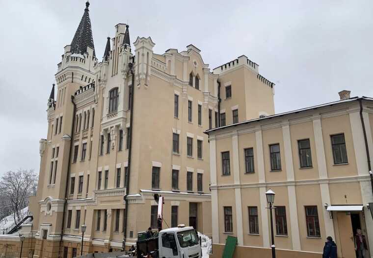 У Києві прибрали незаконний паркан біля Замку Річарда