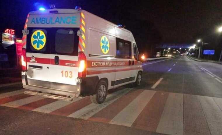 Біля Львова автомобіль швидкої збив на переході двох пішоходів
