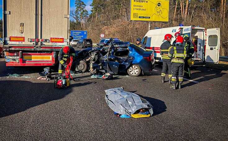 У Києві зіткнулись легковик та вантажівка: є загиблий, серед постраждалих – діти