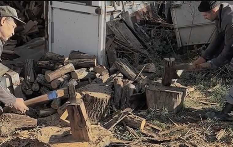 NYT розповіло, як українці в зруйнованих війною селах Харківської області готуються до зими