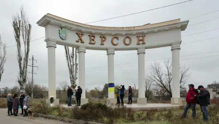 Окупанти обстріляли Херсон: пошкоджено будинки, автівка