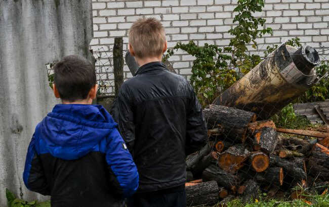 В Купянском районе полиция завершила эвакуацию детей: двоих детей вывести не удалось
