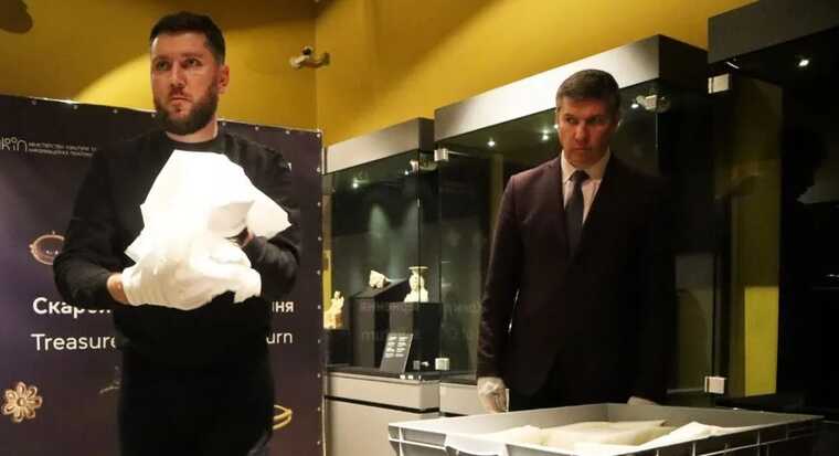 "Скарби Криму": у Києві вперше показали "скіфське золото" після його повернення в Україну