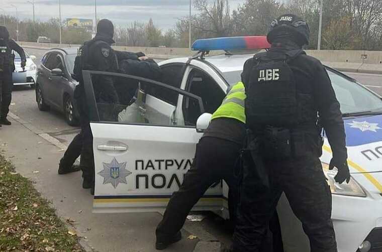 В Одеській області двох патрульних затримали на хабарі