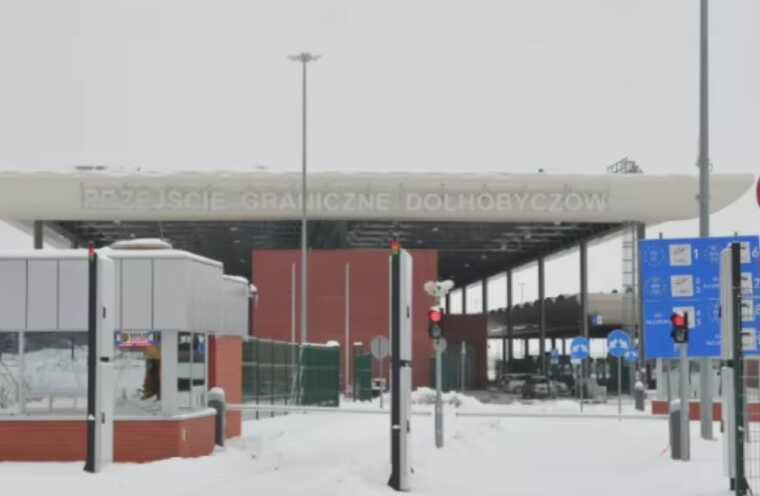 На одному з пунктів на кордоні з Польщею відновився пропуск вантажівок і автобусів