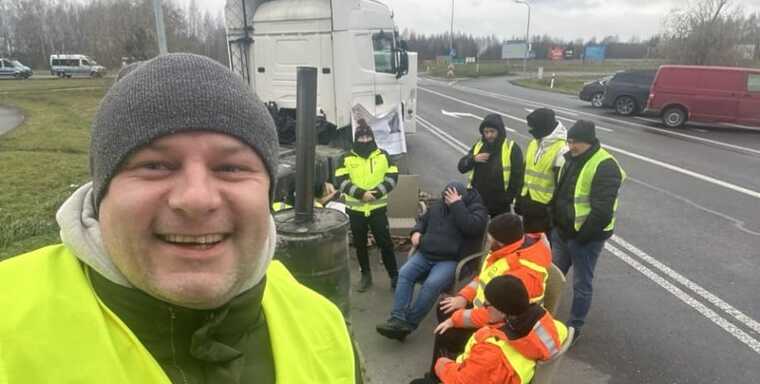 25 водителей хотят эвакуироваться с польской границы, - Деркач