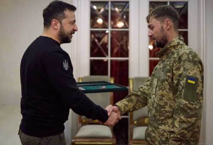 Зеленський зустрівся з воїнами, які виконують наступальні операції на Херсонщині: "Пишаємося ними всіма"