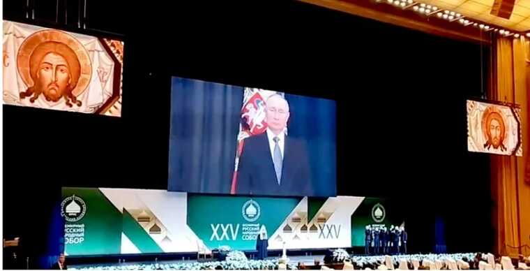 Глава РПЦ заставил россиян молиться Путину на гигантском экране, как "святому"