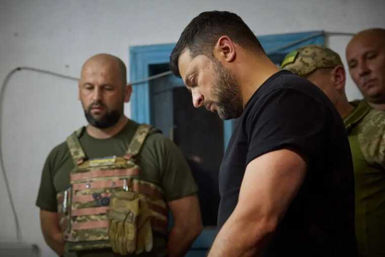 У Bloomberg пояснили, чому Зеленський не підписує закон про зниження віку призовників