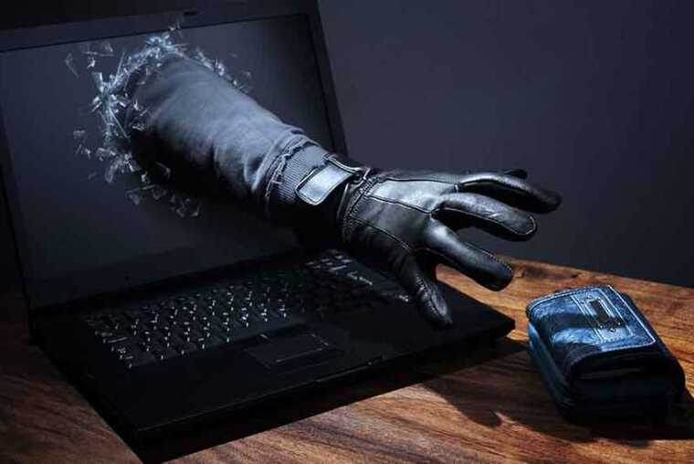 Клієнтка ПриватБанку поскаржилася, що з її картки списано гроші без дзвінка та SMS