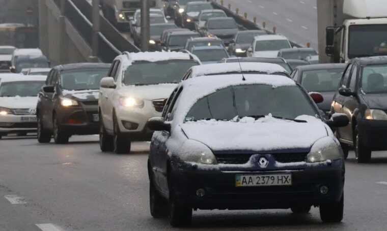 У Києві снігопад та ожеледиця спровокували серйозні затори та ДТП