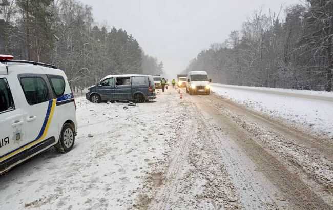 ДТП на трассе Киев-Чернигов: перевернулся микроавтобус, есть пострадавшие